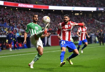 Montoya controla el balón ante Carrasco.