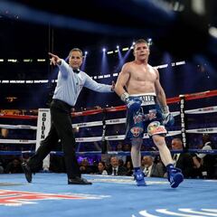 Adiós a 2016 para Canelo: venció a Smith con la mano fracturada