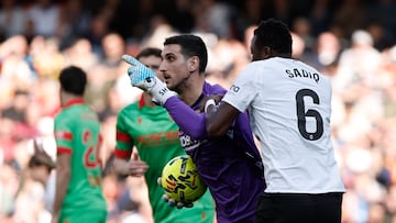 VALENCIA, 01/03/2026.- El portero de Osasuna Sergio Herrera, y el centrocampista del Valencia Sadiq Umar, durante el partido de la jornada 26 de LaLiga entre el Valencia y el Osasuna, este domingo en el estadio de Mestalla en Valecia.-EFE/ Biel Aliño