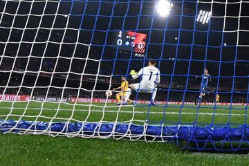 0-1. Jordi alba marca el primer gol.