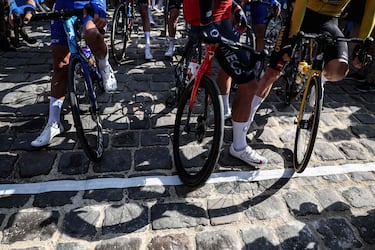 Línea de salida sobre el pavés, un clásico de esta popular carrera clásica del norte de Francia.