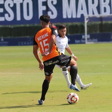 Antonio Moyano controla el baln.