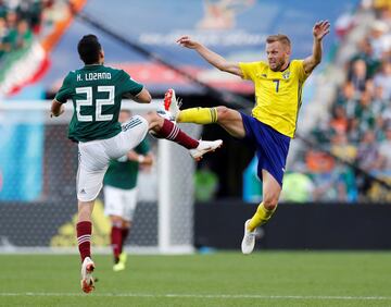 Sebastian Larsson y Hirving Lozano.   