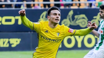 Álvaro García celebra un gol con el Cádiz.