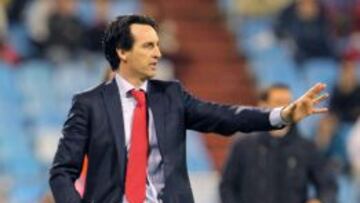 El entrenador del Sevilla Unai Emery durante el encuentro de cuartos de final de la Copa del Rey disputado frente al Zaragoza esta noche en el estadio de La Romareda, en Zaragoza.