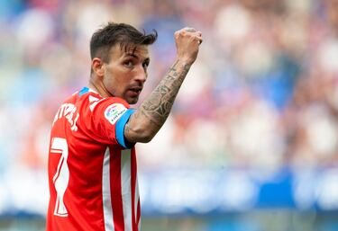 Le ha cogido gustito Aitor García a eso de marcar desde su casa. El centrocampista volvió a mostrar una puntería excelsa. Ante el Eibar, como ya hizo con el Ibiza, recogió un balón desde su campo y sin pensárselo dos veces, disparó a portería al ver a Luca Zidane adelantado. Golazo mayúsculo.
