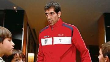 <b>EN MADRID.</b>A pesar del mal tiempo, el Athletic llegó sin problemas en autobús. En la imagen, Gorka Iraizoz firma autógrafos con un AS en la mano.