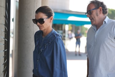 Alejandra Rojas a su llegada al tanatorio de Tres Cantos donde se celebró el funeral por Caritina Goyanes.