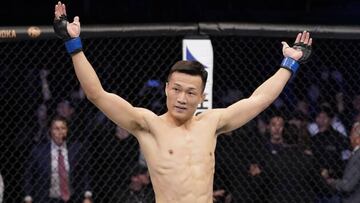 Chan Sung Jung &lsquo;The Korean Zombie&rsquo; festeja su victoria sobre Frankie Edgar.