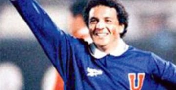 En octubre del 1996, el entonces volante de la U se puso al arco en el clásico ante Colo Colo luego de la lesión del portero Aníbal Pinto. En los cuatro minutos en el puesto, no pudo hacer mucho para evitar el triunfo albo por 2-0.