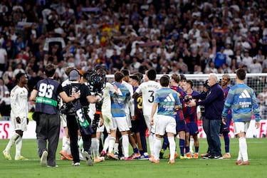 Tangana final entre los jugadores de ambos equipos. 