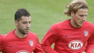 <b>RECUPERÁNDOSE.</b> Forlán y Simao están apurando su rehabilitación para llegar al derbi.
