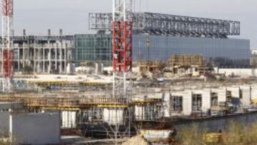 AYER. AS fue testigo ayer del estado de las obras en La Peineta. Hay maquinaria y operarios trabajando en ciertas fases de la misma.