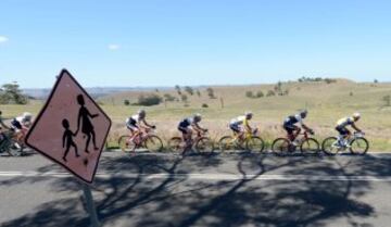 El equipo ciclista Sky est芍 entrenando en las tranquilas carreteras de Victoria. Un lugar donde sorprenden las se?ales que se encuentran a su paso. No est芍 claro si los ni?os campan a sus anchas o tienen prioridad para cruzar una carretera sin paso de peatones.