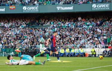 El delantero polaco del Barcelona, Robert Lewandowski, marca el 0-1. 