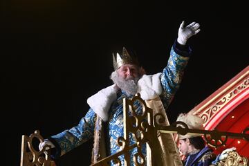 Los Reyes Magos recorren en su tradicional cabalgata el centro de Madrid. 