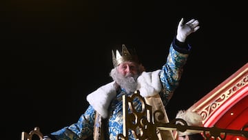 El Rey Melchor saluda a los niños durante la cabalgata, a 5 de enero de 2024, en Madrid (España). Los Reyes Magos recorren en su tradicional cabalgata el centro de Madrid. El lema del desfile de este año es ‘El regalo de la inocencia’, como homenaje a la sabiduría y la generosidad de los abuelos, y para representar un símbolo de unión y respeto entre generaciones. Es por eso que la carroza que encabeza la cabalgata está dedicada a ellos, y está decorada artesanalmente y con mimbre por personas mayores. Además de esta y las tres carrozas reales, el desfile cuenta con diez más de patrocinadores y colaboradores y una más con la gran estrella de Oriente. La comitiva está compuesta por alrededor de 1.500 personas y se han repartido 1.200 kilos de caramelos.
05 ENERO 2024;CABALGATA;REYES MAGOS;DESFILE;CARROZAS
Alberto Ortega / Europa Press
05/01/2024