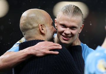 Pep Guardiola, entrenador del Manchester City, abraza a su jugador Erling Haaland.