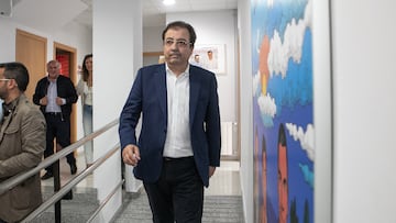El presidente extreme?o en funciones, Guillermo Fern¨¢ndez Vara, tras la reuni¨®n del Comit¨¦ Ejecutivo Regional del PSOE de Extremadura, en la sede regional del PSOE, a 30 de mayo de 2023, en M¨¦rida, Badajoz, Extremadura (Espa?a). Durante la reuni¨®n de la Comisi¨®n Ejecutiva Regional han analizado los resultados de las elecciones auton¨®micas del pasado 28 de mayo despu¨¦s de que el PSOE ganara los comicios en n¨²mero de votos pero obtuviera el mismo n¨²mero de diputados que el PP, 28 cada uno, lo que permite al PP sumar la mayor¨ªa necesaria para gobernar con los cinco parlamentarios de VOX. Tras los resultados, el secretario general del PSOE de Extremadura y presidente en funciones de la Junta, solicit¨® ayer, 29 de mayo, su reingreso en su puesto como m¨¦dico forense.
30 MAYO 2023
Jorge Armestar / Europa Press
30/05/2023