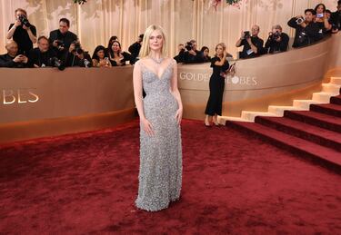 Elle Fanning posa en la alfombra roja durante la 83ª edición de los Globos de Oro en Beverly Hills.