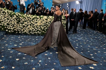 Kylie Jenner posa en la alfombra roja de la MET Gala 2025.