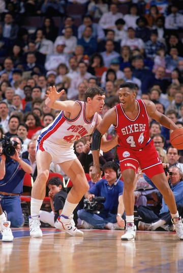 La temible pareja interior de los Bad Boys, lo Pistons que dirigía Isiah y que fueron tumbando a los Bulls de Michael Jordan, los Celtics de Larry Bird y los Lakers de Magic rumbo a sus dos anillos (1989 y 1990). Un equipo ultra físico, violento, que aplicaba las Jordan Rules, un sistema defensivo creado para minimizar a un Jordan que cada verano se machacaba en el gimnasio para volver más fuerte y seguir retando a aquel muro de músculos que lo tumbó en playoffs tres años seguidos en playoffs (1988-90), justo antes del inicio de su reinado. Laimbeer, el superior de los dos de largo (cuatro veces all star) y Mahorn jugaron juntos entre 1985 y 1989. El segundo solo estuvo en el primer anillo y era el encargado de que las faltas personales “se notaran de verdad” y no hubiera bandejas en su aro. Laimbeer, un gran pívot, se quedó también con la consideración de uno de los jugadores más sucios de la NBA y con un rosario de faltas durísimas y enganchones con todo el que se puso por delante.