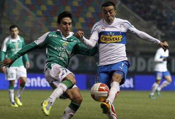 En la UC ganó la Copa Chile en 2011, mientras que en la U obtuvo, el Apertura 2012 y la Copa Chile 2012-13.