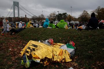 Los corredores esperan el comienzo de la Maratón tras pasar la zona de seguridad.