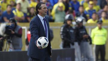Futbol, Ecuador vs Chile.
Eliminatorias mundial Rusia 2018.
El entrenador de Chile Juan Antonio Pizzi, dirige a sus jugadores durante el partido contra Ecuador clasificatorio al mundial de Rusia 2018 en el estadio Olímpico Atahualpa de Quito, Ecuador.
06/10/2016
Marcelo Hernandez/Photosport**********
Football, Ecuador vs Chile.
Russia 2018 World Cup, qualifying match.
Chile's head coach Juan Antonio Pizzi, gives intructions to his players during the Russia 2018 World Cup qualifying football match against Ecuador at Olímpico Atahualpa stadium in Quito, Ecuador.
06/09/2016
Marcelo Hernandez/Photosport