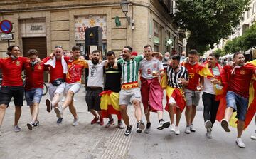 Ambiente de fiesta entre los seguidores de España y Polonia