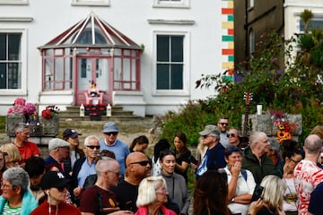 Cientos de personas de todas las edades han despedido a la cantante irlandesa en la localidad costera de Bray, al sur de Dublín. 