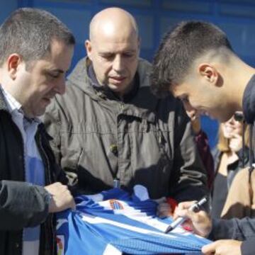 ÍDOLO. Marco Asensio firma autógrafos a los aficionados del Espanyol que le aclaman tras la sesión.