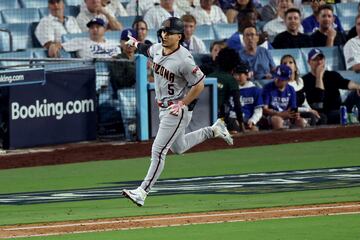 Alek Thomas celebra el home run que conectó ante Los Angeles Dodgers en serie divisional en la MLB. 