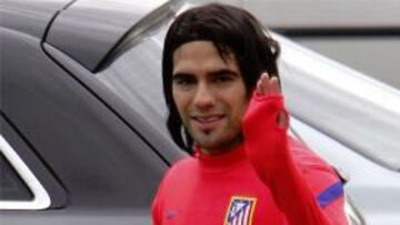 Falcao ya corre sobre el césped del Cerro del Espino