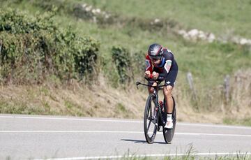 Richie Porte durante la dieciseisava etapa de la Vuelta a España disputada entre Santillana del Mar y Torrelavega (Cantabria), con un recorrido de 32 kilómetros. 