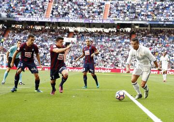 Cristiano Ronaldo centra para que Bale marque de cabeza el 1-1.