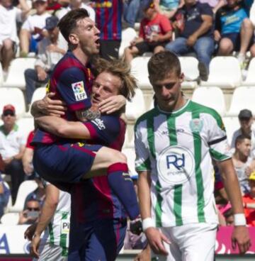 Rakitic celebra el 0-1 con Messi. 