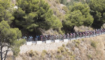 El pelotón subiendo el Alto de la Cabra Montes.