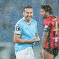 Pedro de la SS Lazio se escurre la camiseta empapada por la lluvia durante el partido de la fase de grupos de la UEFA Europa League 2024/25 entre la SS Lazio y el OGC Nice.