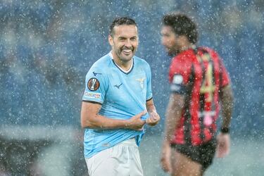 Pedro de la SS Lazio se escurre la camiseta empapada por la lluvia durante el partido de la fase de grupos de la UEFA Europa League 2024/25 entre la SS Lazio y el OGC Nice.