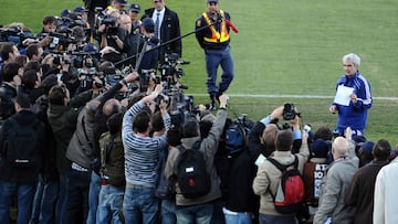 Domenech le enseña a la prensa la carta de los jugadores.