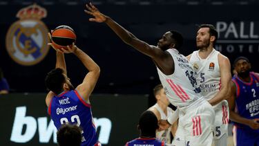 GRAF5132. MADRID, 29/04/2021.- El base del Anadolou Efes Vasilije Micic (i) se dispone a lanzar ante Usman Garuba (2-d), del Real Madrid, durante el cuarto partido de los cuartos de final de la Euroliga de baloncesto disputado este jueves en el WiZink Cen