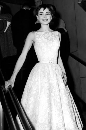 Audrey Hepburn  en los Premios Oscar de 1954, edición en la que fue galardonada como mejor actriz por "Vacaciones en Roma", con un vestido de Givenchy