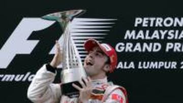 Alonso levanta en el podio el trofeo de ganador del Gran Premio de Malasia 2007.