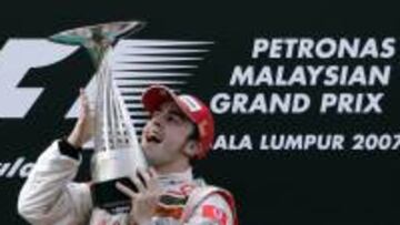 Alonso levanta en el podio el trofeo de ganador del Gran Premio de Malasia 2007.