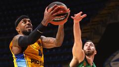 Lorenzo Brown, base del Maccabi, ante Luca Vildoza, del Panathinaikos, en los cuartos de la Euroliga.