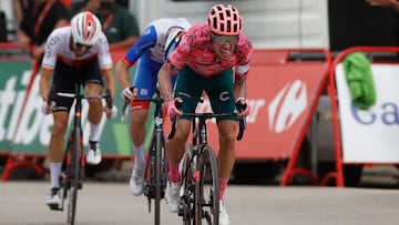 El colombiano Rigoberto Urán se anticipa a Quentin Pacher y Jesús Herrada para imponerse en el Monasterio de Tentudía, final de la 17ª etapa de La Vuelta 2022.