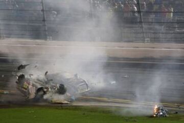 El accidente se produjo en la última vuelta de la carrera Coke Zero 400 de la Nascar. Los pilotos Denny Hamblin y Kevin Harvick se tocaron y el coche 3 que conducía Austin Dillon fue el más afectado.