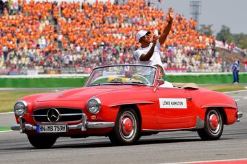Lewis Hamilton llegando en un coche retro al circuito de Hockenheim. 