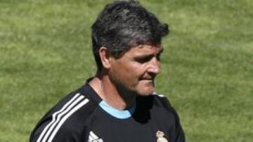 El técnico del Real Madrid evitó dar pistas sobre si jugará con uno o dos jugadores en el medio centro y con respecto a la distancia que les separa del líder, el Barcelona, Juande considera que "importante, pero recuperable".